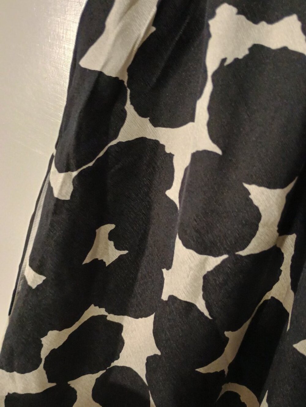 Alice & Trixie XS Black Ivory Abstract Print 100% Silk Sleeveless V-Neck Dress - Picture 5 of 8